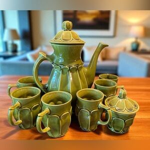 USA 634 1970’s Green Ceramic Tea & Coffee service pot. 6 Cups, Sugar bowl, 8 pc.
